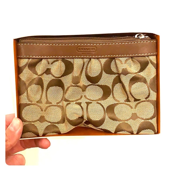 Authentic Coach classic brown wristlet - Picture 2 of 16